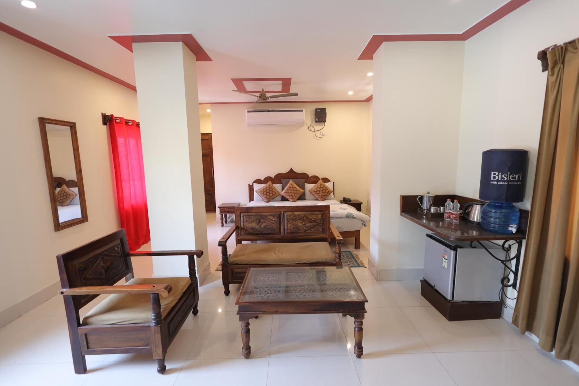 Mvt Guesthouse & Restaurant Vrindavan Exterior photo