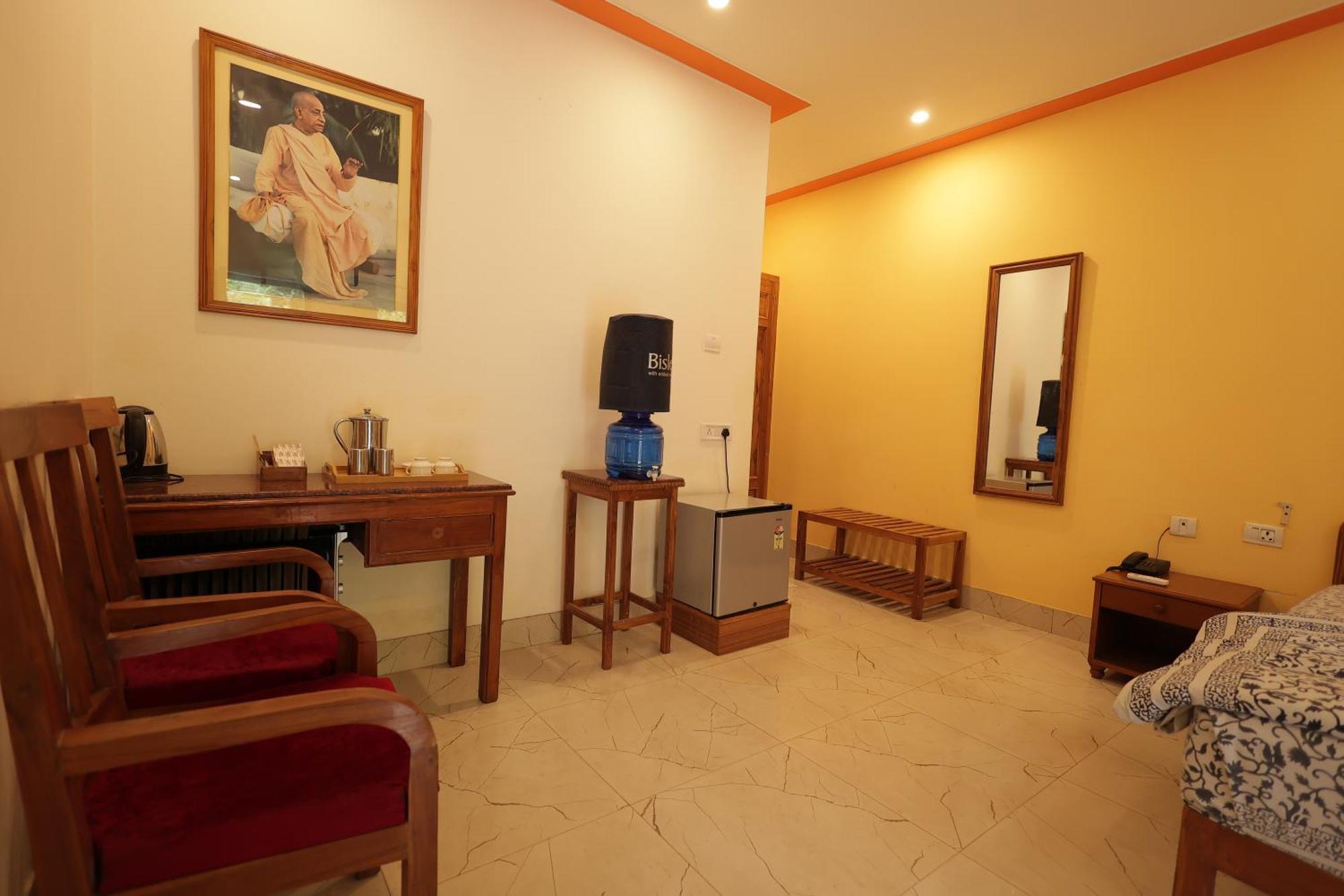 Mvt Guesthouse & Restaurant Vrindavan Exterior photo