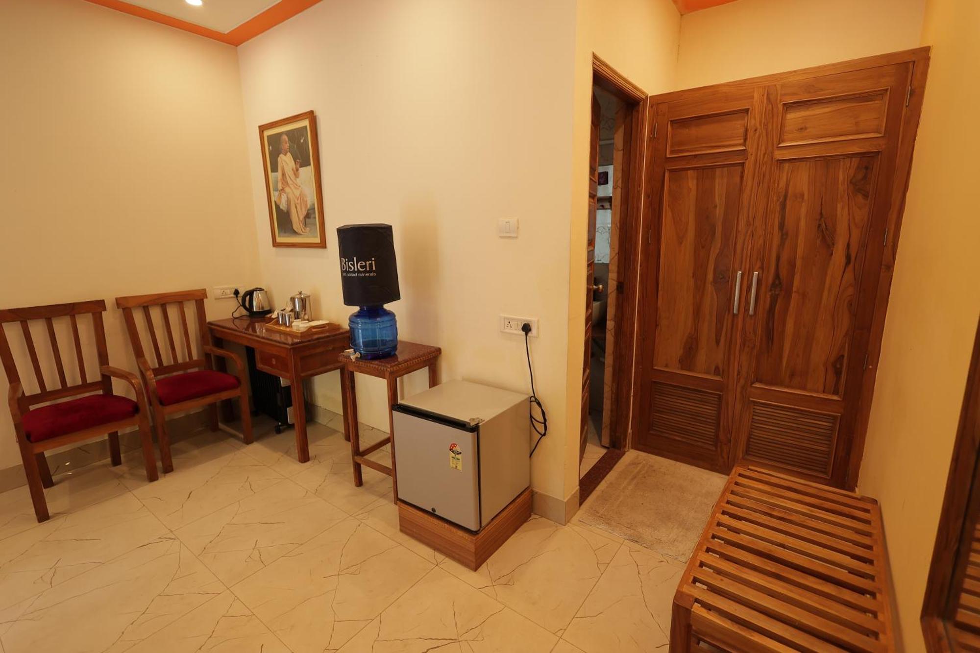 Mvt Guesthouse & Restaurant Vrindavan Exterior photo
