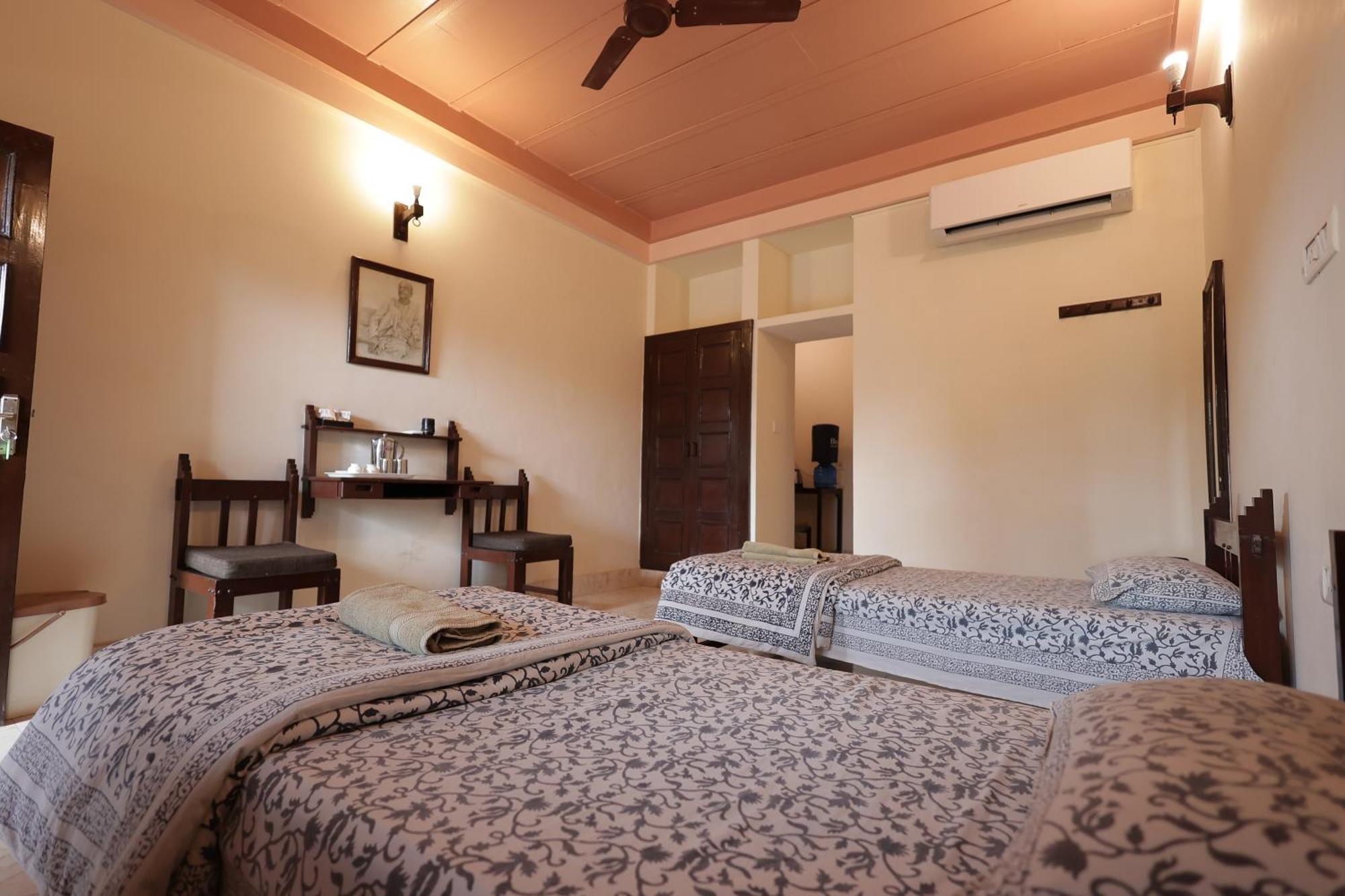 Mvt Guesthouse & Restaurant Vrindavan Exterior photo